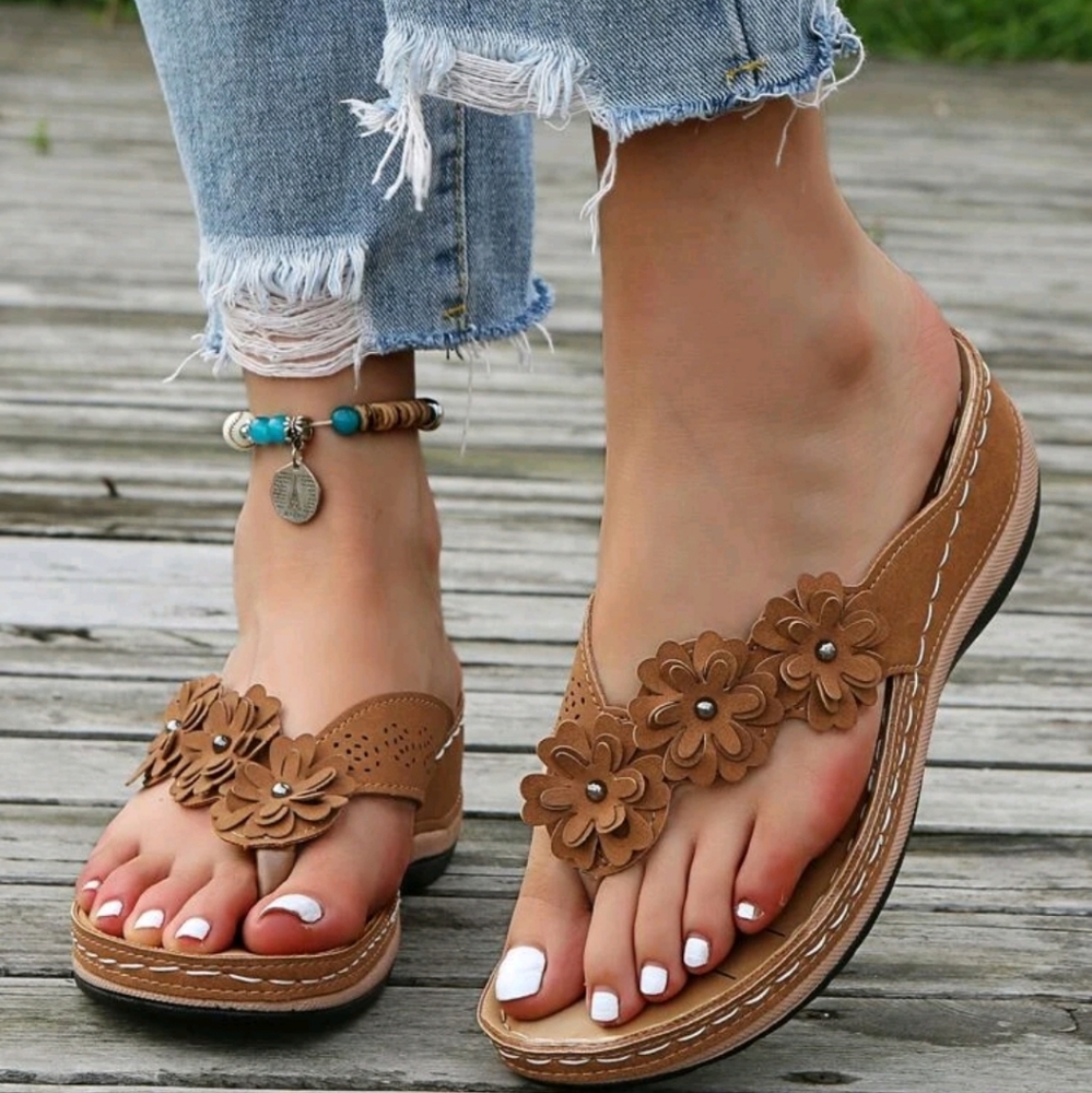 EMERY ROSE BRAND FLORAL APPLIQUÉS WEDGE THONG SANDALS IN SIZE 9. NWT.